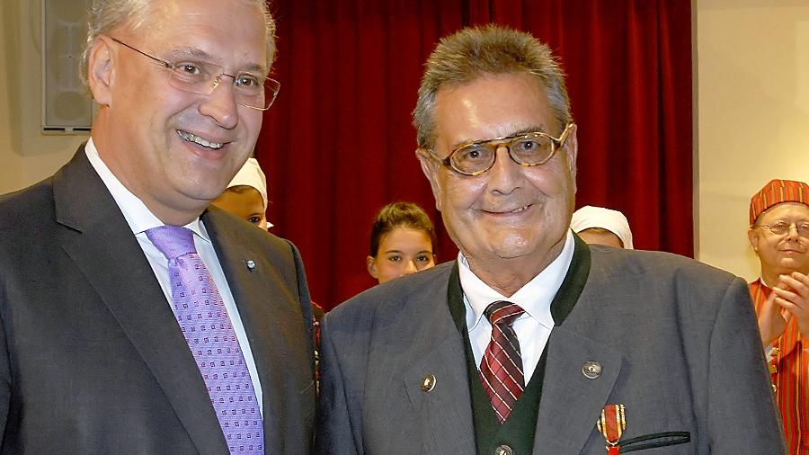 Unter Applaus hat Eike Haenel (rechts) von Innenminister Joachim Herrman das Bundesverdienstkreuz erhalten. 