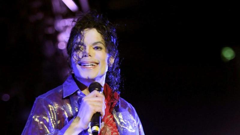 Nach vielen Gerüchten und Negativ-Schlagzeilen, kündigte Jackson sein Comeback und gleichzeitig seinen Abschied von der Bühne an. In der Londoner O2-Arena wollte der Musiker 50 Konzerte geben.