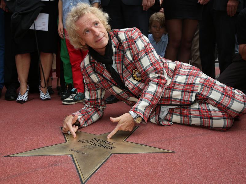 Nicht nur Karo-Hose sondern volle Montur. Dem wohl mit bekanntesten Entertainer im deutschen Fernsehen wird auf dem "Boulevard der Stars" in Berlin ein Stern gewidmet.