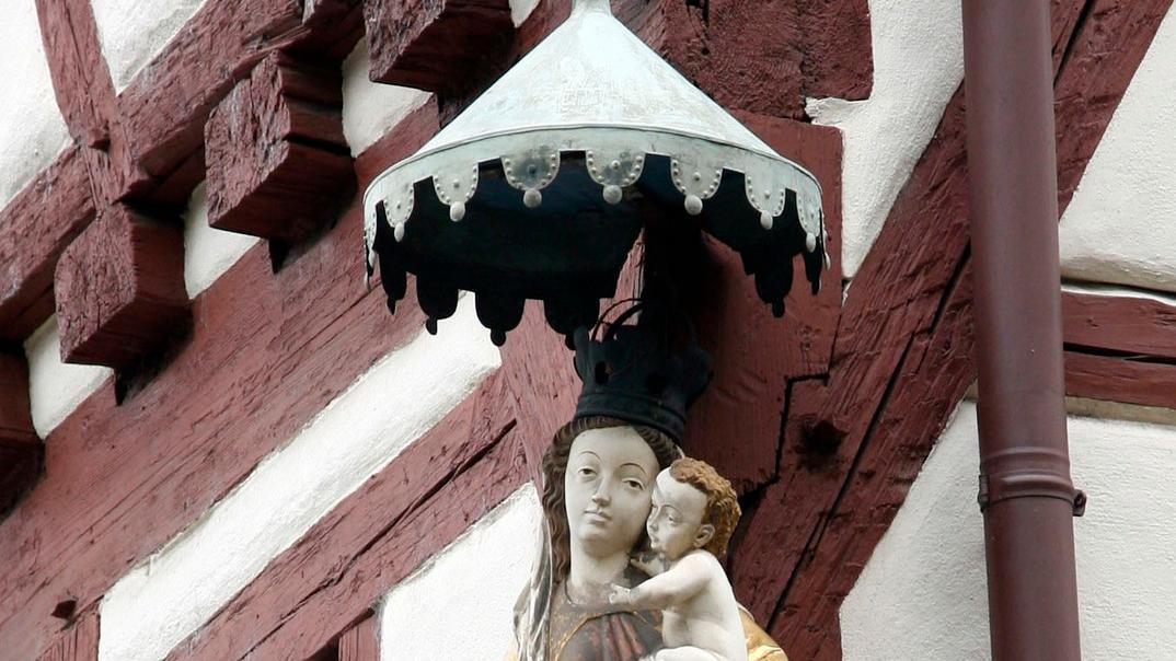 Reichlich historische Bausubstanz gibt es am Nürnberger Unschlittplatz. An zahlreichen Fassaden lässt sich dort die Entwicklung des Fachwerkbaus sehr gut nachvollziehen, Heiligenfiguren und Chörlein zeugen vom Können der alten Nürnberger Handwerker.