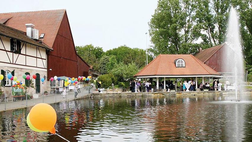 Die Fischerei Oberle liegt im äußersten Westen Erlangens im Stadtteil Kosbach am Rande des Aischgrunds. Seit 360 Jahren ist der Hof in Familienbesitz und genau so lange betreibt die Familie schon die Teichwirtschaft. Mitte der 1990er Jahre reifte dort die Idee, die aufgezogenen Speisefische in einem eigenen Restaurant gastronomisch anzubieten. Noch dazu kommt das Bier aus der eigenen Hausbrauerei. // Am Deckersweiher 24, 91056 Erlangen-Kosbach