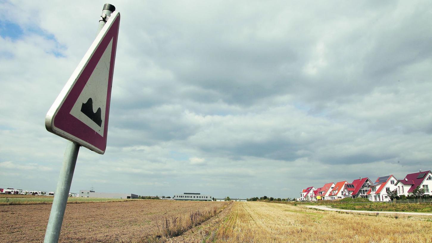 Wenn die letzten Erlanger Baugebiete (hier eine Szene aus Büchenbach-West vom Baugebiet 411, l., in dem eine Energie-Plus-Siedlung entsteht) entwickelt sind, bieten nur noch Baulücken ein gewisses Wachstumspotenzial. Das Baulandkataster spielt deshalb eine zentrale Rolle. Wenn die letzten Erlanger Baugebiete (hier eine Szene aus Büchenbach-West vom Baugebiet 411, l., in dem eine Energie-Plus-Siedlung entsteht) entwickelt sind, bieten nur noch Baulücken ein gewisses Wachstumspotenzial. Das Baulandkataster spielt deshalb eine zentrale Rolle.