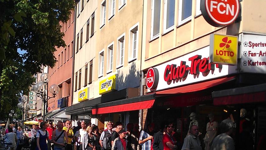 Schon am Morgen verbrachten viele Cluberer ihre Zeit erwartungsvoll vor dem FCN-Fanshop in der Ludwigstraße. Schritt für Schritt...