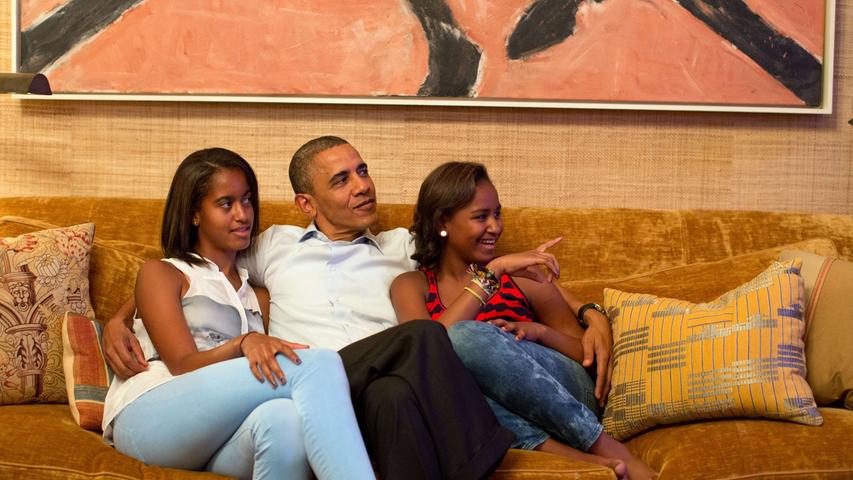 Den Auftritt seiner Frau beim Parteitag der Demokraten verfolgte der Präsident übrigens zusammen mit seinen Töchtern Sasha und Malia daheim auf dem Sofa.