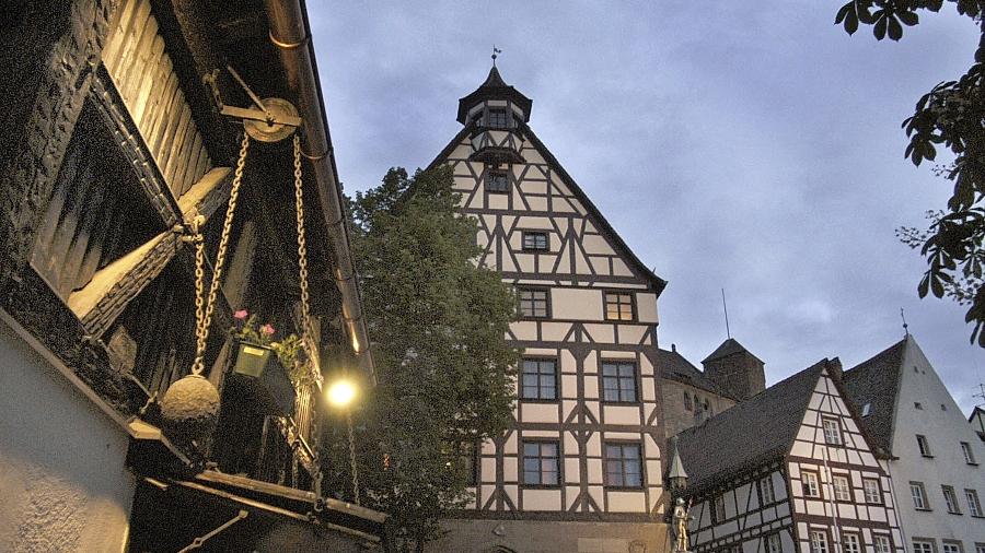 Nürnberg ist wegen seiner alten Bausubstanz (hier der Tiergärtnertorplatz) bei Einheimischen wie bei Touristen beliebt.