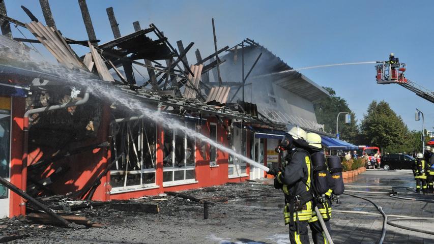 Bei einem Dachstuhlbrand in einer Ladenzeile im Erlanger Stadtteil Büchenbach ist am Donnerstagnachmittag ein Schaden in Millionenhöhe entstanden.