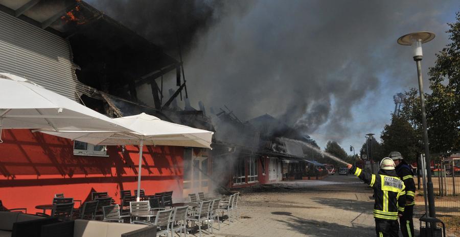 Millionenschaden bei Großbrand in Erlanger Ladenzeile
