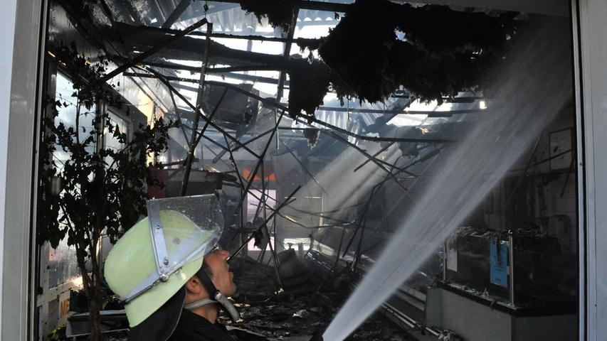 Durch die Flammen wurden viele der Geschäftsräume in der Ladenzeile in Mitleidenschaft gezogen.