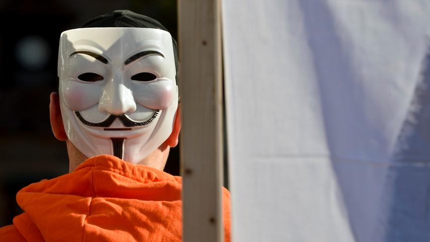 Aber auch die unvermeidliche Guy Fawkes-Maske, Erkennungszeichen von occupy-Aktivisten und Anonymous, war zu sehen.