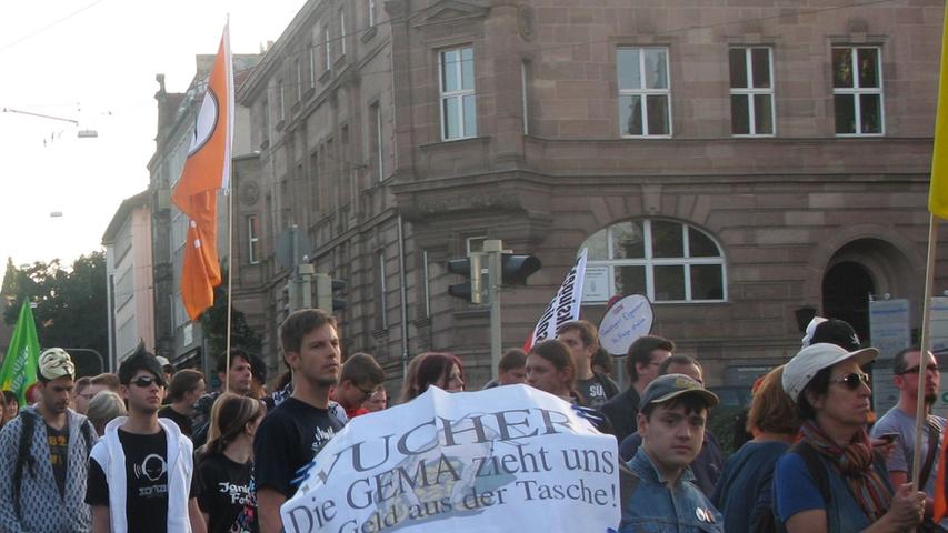 Im Anschluss an die Kundgebung vor der Lorenzkirche zog ein überwiegend junger Protestzug durch die Stadt.