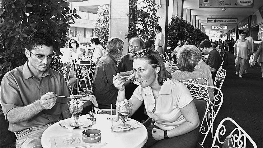 Egal ob Sonnenanbeter oder Schattengewächs - einen Platz nach ihrem Geschmack finden hier fast alle. Flussblick inklusive. Seit über 40 Jahren gibt es das Roma in Nürnberg schon, die Lage direkt an der Pegnitz lockt vor allem im Sommer die Gäste. Doch wie sieht die Zukunft des alteingesessenen Eiscafés aus?