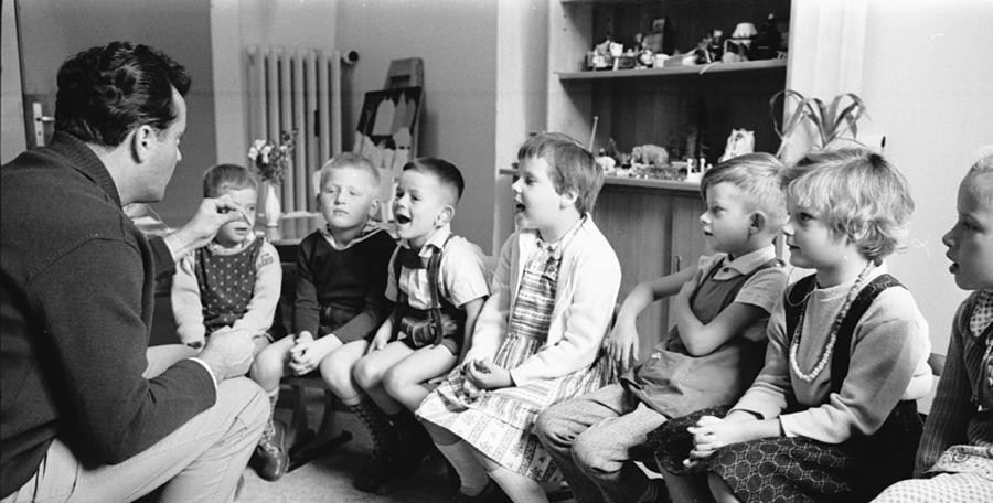 Für viele Buben und Mädchen ist der Besuch des Kindergartens in der Nürnberger Gehörlosenschule an der Heinickestraße erst der entscheidende Weg ins Leben. "http://www.nordbayern.de/nuernberger-nachrichten/nuernberg/kalenderblatt-nurnberg-im-august-1962-die-bilder-1.2249842">(Zum Artikel "Sie lernen mit Bildern sprechen")
