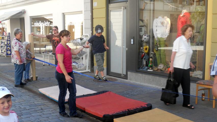 Der momentane Trend-Sport "Slackline" durfte natürlich in der Ansbacher Innenstadt nicht fehlen. Dort konnten die Besucher ihr Gleichgewichtsgefühl testen, manchmal auch mit Unterstützung.