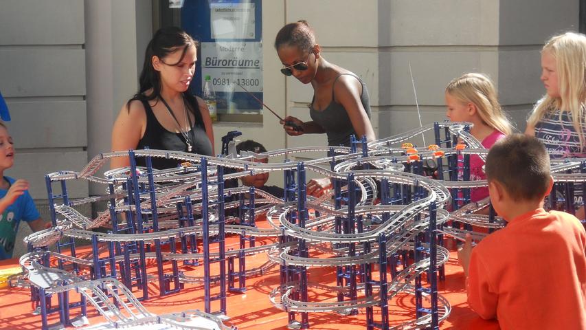 Zahlreiche Besucher strömten bereits am Vormittag in die Innenstadt, um die verschiedenen Spielmöglichkeiten zu testen.