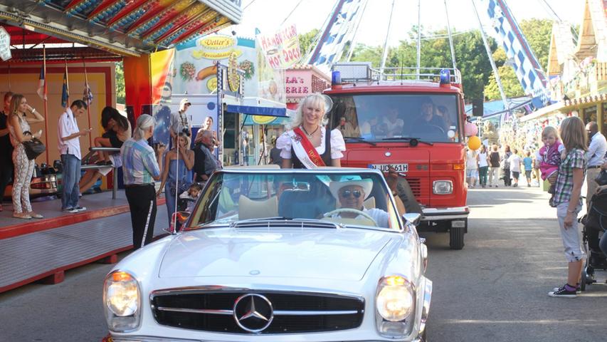 Ganz vorne mit von der Partie beim Oldtimertreffen: Volksfestkönigin Andrea Konn, die in einem schicken Mercedes Benz Cabrio über den Festplatz chauffiert wird.