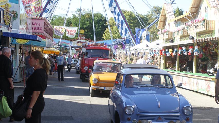 Zahlreiche historische Fahrzeuge nehmen an der Parade teil. Im Vordergrund ein Gefährt der Marke Lloyd.