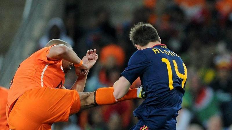 Aufreger im WM-Finale 2010: Nigel de Jong streckt den Spanier Xabi Alonso mit einem Kung-Fu-Tritt nieder. Der Ball ist meterweit entfernt. Schiedsrichter Howard Webb zeigt dem Niederländer die Gelbe Karte. Warum auch immer.