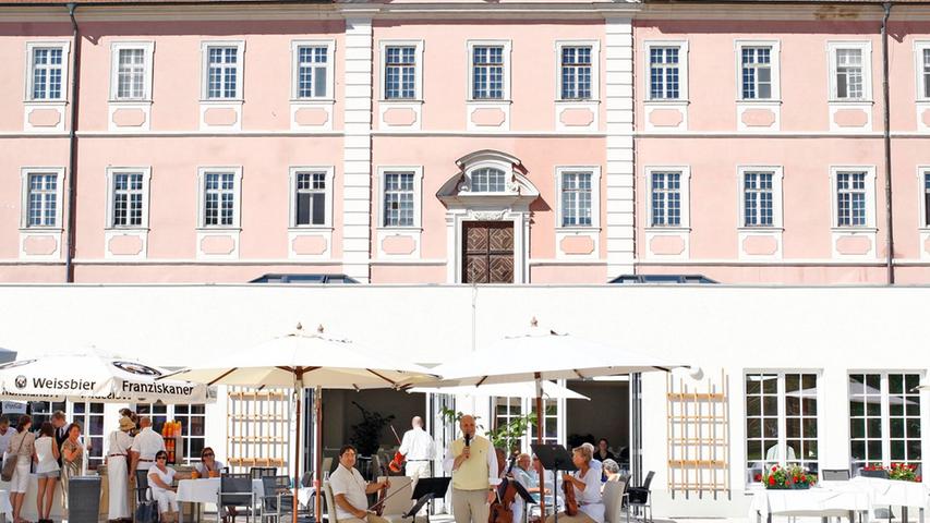 Die imposante Barockfassade von Schloss Reichmannsdorf bei Schlüsselfeld diente als Kulisse für die Premiere des Picknickkonzerts.