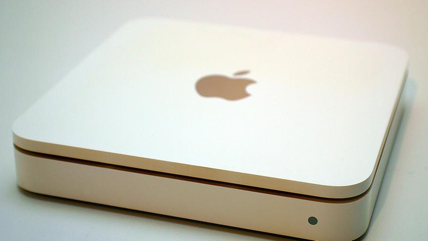 Das Apple Time Capsule war eine drahtlose Festplatte, mit der ohne manuelle Backups automatisch und ohne Übertragungskabel kontinuierlich Daten vom Mac-Computer gesichert werden konnten. Gleichzeitig diente es als Funknetzwerk und konnte als Wireless-Konverter genutzt werden. 2018 stellte Apple die Produktion allerdings ein.