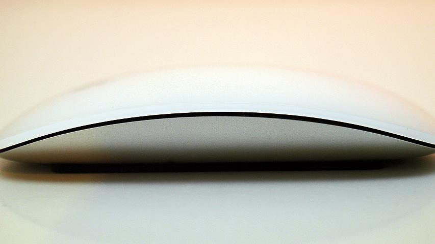 Die Magic Mouse von Apple ist eine kabellose, optische Maus, die mit einer oder zwei Tasten betrieben werden kann. Besonders ist hier die Multi-Touch-Oberfläche, welche die Steuerung mittels einfacher Fingerbewegungen möglich macht.