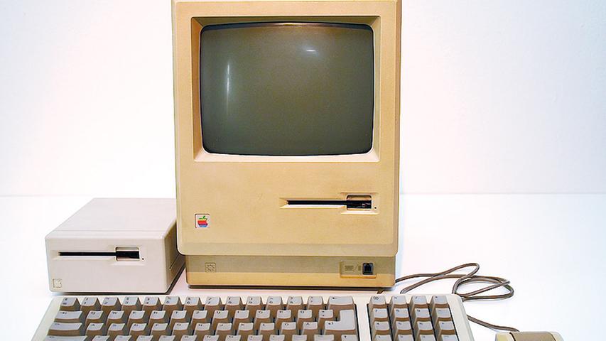 Macintosh hieß der erste Computer von Apple, der in größeren Stückzahlen produziert wurde. Apple-Mitbegründer Steve Jobs stellte das erste Modell am 24. Januar 1984 vor. Bis heute behielten alle Apple-Computermodelle das Kürzel Mac bei.