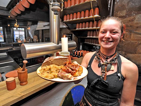 Michelle Hofmann, besser bekannt als Finya, übernimmt den "Lutzgarten", ihre Taverne in der Weißgebergasse bleibt aber erhalten.
