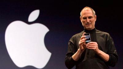 Der Apple-Mitbegründer und "i-Papa" Steve Jobs auf der Macworld Expo 2007 in San Francisco, wo er das iPhone präsentierte. Eine Besonderheit, die Steve Jobs nachgesagt wurde, ist, dass er Trends früher als viele andere erkannte. Sein Motto lautetete in etwa so: "Ich frage die Leute nicht, was sie wollen, sondern ich erfinde es einfach!" Der Unternehmer verstarb im Jahr 2011 an einer Krebserkrankung.
