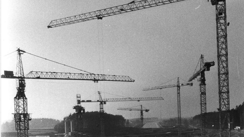 Ein Blick ins Jahr 1983: Sieben mächtige Baukräne recken sich an der Schleuse Hilpoltstein in den Himmel.