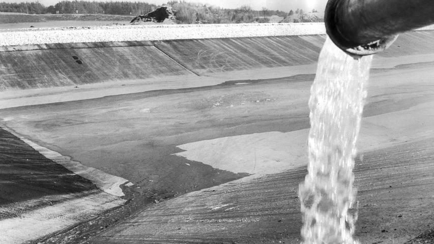 Wasser marsch! Der Kanal wird im Dezember 1978 bei Hilpoltstein geflutet. Die Lokalzeitung vermeldet: "Beim Bau des Europakanals zwischen Nürnberg und Hilpoltstein ist seit Anfang dieser Woche ein weiterer entscheidender Abschnitt erreicht: bei Hilpoltstein wird geflutet. Es dauert voraussichtlich bis zum nächsten Frühjahr an." 