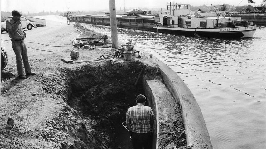Fachleute des Wasser- und Schiffahrsamtes reparieren im September 1982 die Ufermauer des Kanals in Fürth. Die Mauer war kurz zuvor von einem niederländischen Frachtschiff beschädigt worden.