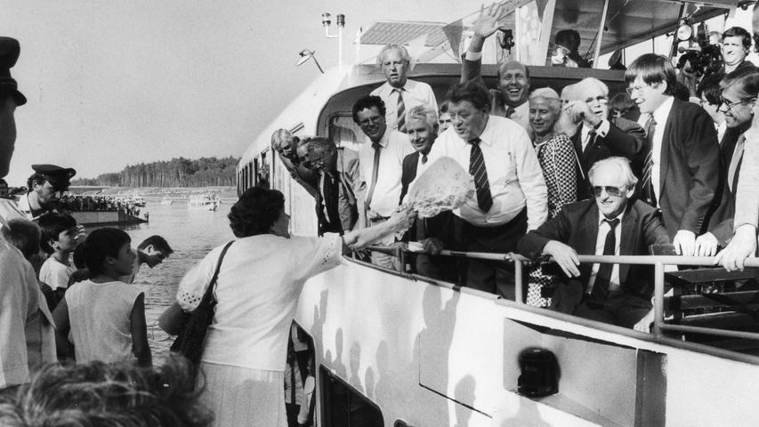 Wieder ist ein Teilstück geschafft: Ministerpräsident Franz Josef Strauß gibt im September 1985 die Teilstrecke zwischen Nürnberg und Roth für den Verkehr frei. Unser Bild zeigt das Schiff an der Lände Roth, wo eine Bürgerin Strauß mit Blumen begrüßt.