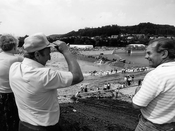 Das letzte Teilstück des Kanals wird im Juli 1992 geflutet.
Das letzte Teilstück des Kanals wird im Juli 1992 geflutet.