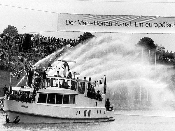 1992 ist es endlich soweit: Nach zahlreichen Jahren Bau wird der Kanal eröffnet. 1992 ist es endlich soweit: Nach zahlreichen Jahren Bau wird der Kanal eröffnet.