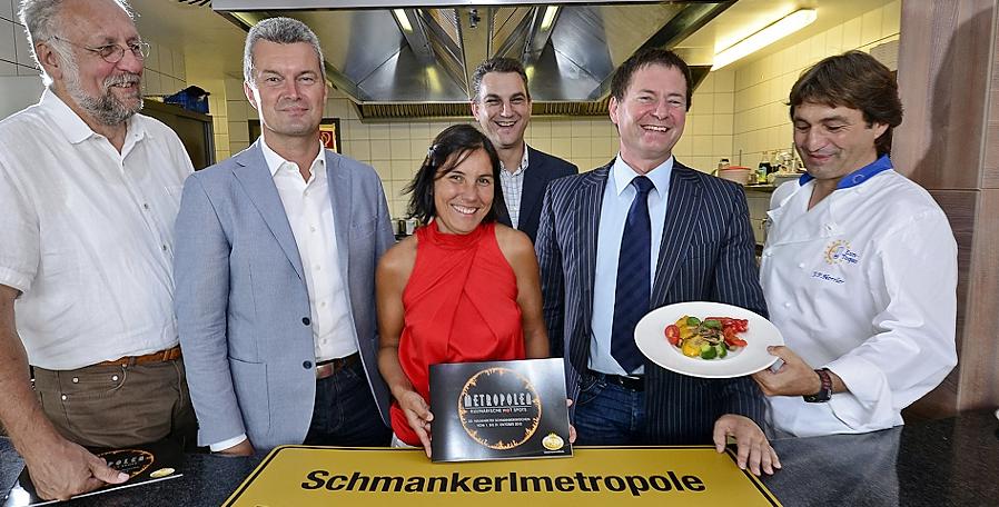 Freuen sich auf die 22. Schmankerlwochen (v. li.): Egbert Schwab, Werner Thumann, Iris Nutz („Lex), Rainer Seitz, OB Thomas Thumann und Lex-Küchenchef Johann Herrler. Freuen sich auf die 22. Schmankerlwochen (v. li.): Egbert Schwab, Werner Thumann, Iris Nutz („Lex), Rainer Seitz, OB Thomas Thumann und Lex-Küchenchef Johann Herrler.