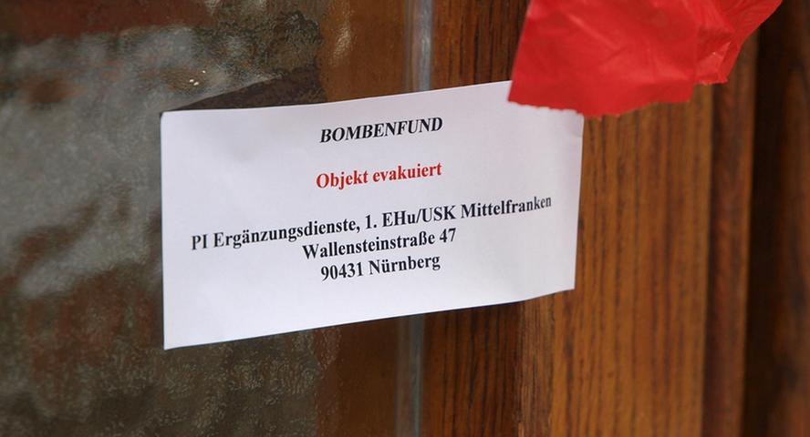 Erfolgreich evakuierte Häuser wurden markiert. Für die evakuierten Anwohner standen bei Bedarf Aufenhaltsräume im Melanchthon-Gymnasium in der Sulzbacher Straße zur Verfügung.