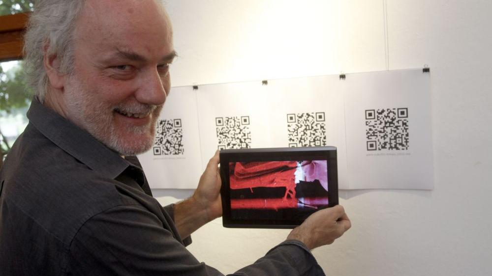 Ein Pionier der Neuen Medien: Der Nürnberger Künstler Christian Oberlander ist mit der modernen Technik bestens vertraut, in seiner Ausstellung in Schloss Almoshof will er die Besucher mit Hilfe der QR-Codes zu mehr Interaktion auffordern. Ein Pionier der Neuen Medien: Der Nürnberger Künstler Christian Oberlander ist mit der modernen Technik bestens vertraut, in seiner Ausstellung in Schloss Almoshof will er die Besucher mit Hilfe der QR-Codes zu mehr Interaktion auffordern.