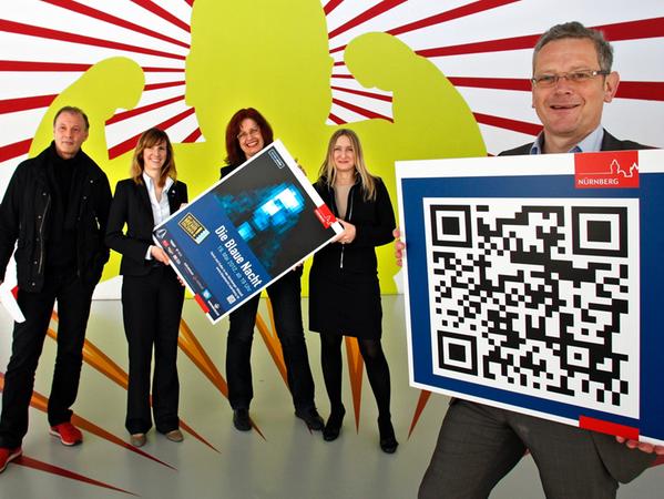 Andreas Radlmaier und Christel Paßmann präsentieren die QR-Codes auf Plakaten Andreas Radlmaier und Christel Paßmann präsentieren die QR-Codes auf Plakaten