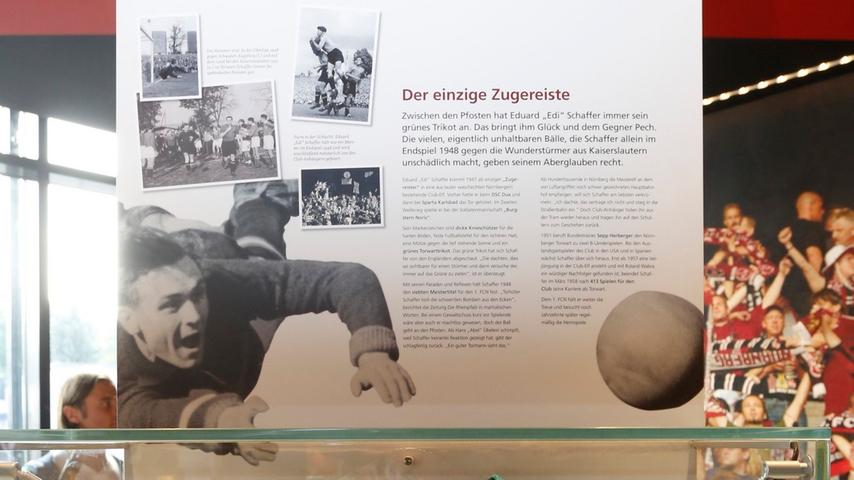 Auch Exponate ehemaliger Spieler werden im neuen Museum ausgestellt, wie hier etwa die Kleidung Eduard Schaffers. Er spielte 1947 erstmals als Torhüter und einziger Nicht-Franke der Mannschaft beim 1. FC Nürnberg. Der Gewinn der deutschen Meisterschaft im Jahr darauf wird auch seinen hervorragenden Leistungen zugeschrieben.