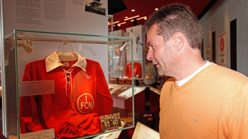 Auch das älteste Trikot des FCN hat seinen Platz im Club-Museum bekommen. Der damalige Trainer Dieter Hecking warf schon einige Tage vor der Eröffnung ein Blick auf das Exemplar.