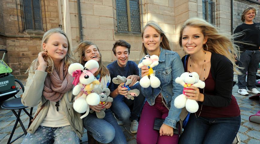 Zu groß für Diddl-Mäuse: Diese Mädchen boten ihre Stofftiere auf dem Kinderflohmarkt rund um St. Michael an...
