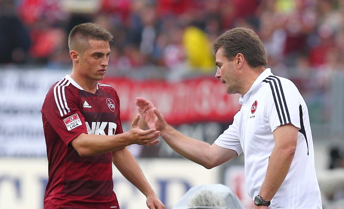 Robert Mak klatscht mit Dieter Hecking nach seiner Auswechslung im Heimspiel gegen Borussia Dortmund ab. Nach seiner Auswechslung in Freiburg hat er seinen Trainer nun auf Twitter beschimpft.