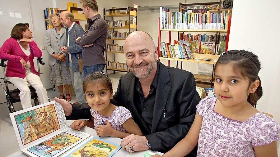 Günter Reichert hat vor zwei Jahren Deutschlands erste Asylbewerberbibliothek eröffnet - dafür wurde er nun für den Deutschen Bürgerpreis nominiert.