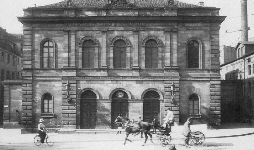 Das historische Theater (hier auf einer Aufnahme von 1911) wurde im zweiten Weltkrieg durch Bomben komplett zerstört. Das Schauspielhaus hatte keinen festen Spielort mehr im Nachkriegsdeutschland und musste sich über Jahre damit behelfen im Hotel Deutscher Hof zu inszenieren.
