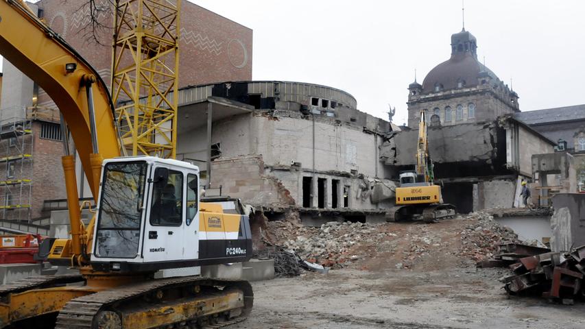 Bereits im Oktober 2008 war nur noch wenig vom ehemaligen Schauspielhaus übrig - die Bauarbeiten schlugen eine Schneise der Verwüstung in den Kunstbau.