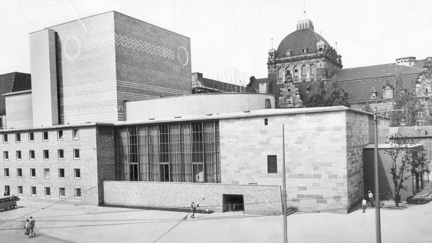 Im September 1959 wurde schließlich der kubistisch-moderne Bau des neuen Schauspielhauses zu Füßen des Staatstheaters abgeschlossen. Bis 1956 stand an diesem Platz noch ein kleineres Gebäude, in dem die Amerikaner ihr Soldatenkino untergebracht hatten.