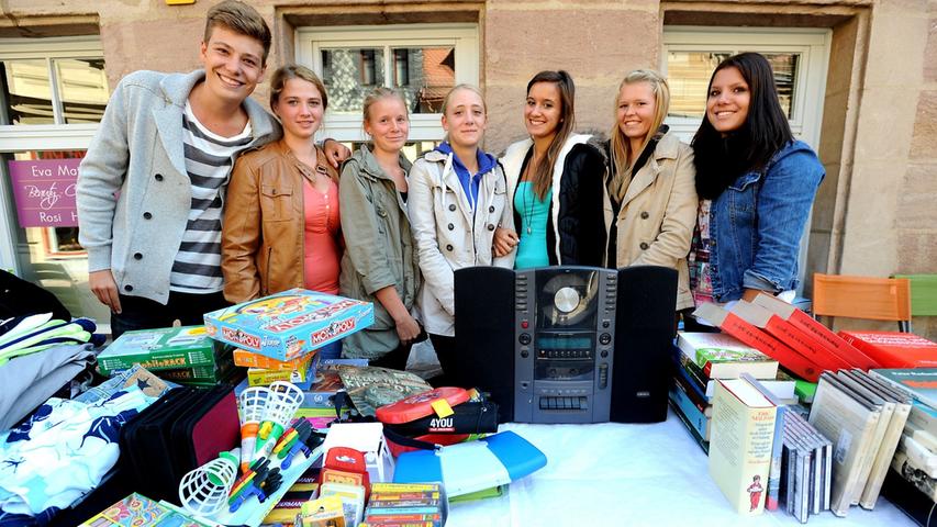 Schüler der 9c der Leopold-Ullstein-Realschule verkauften fleißig ihre Waren, um so schon mal Geld für ihre Abschlussfahrt nach der mittleren Reife zu sammeln. Das schont das Budget der Eltern und bringt jede Menge Spaß.