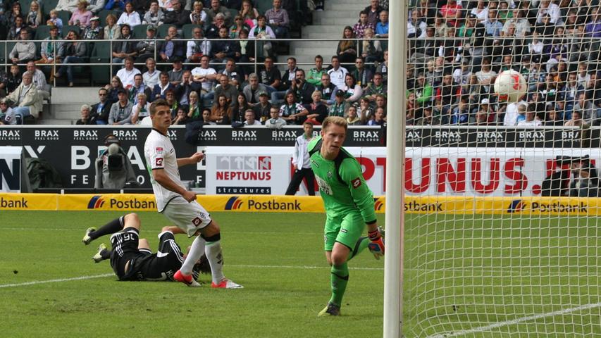 ... sodass Marc-Andre ter Stegen nur noch das Nachsehen blieb - der Ball schlug im rechten Toreck ein. Die Nummer drei der Deutschen Nationalmannschaft konnte das 1:0 für den FCN nicht verhindern.