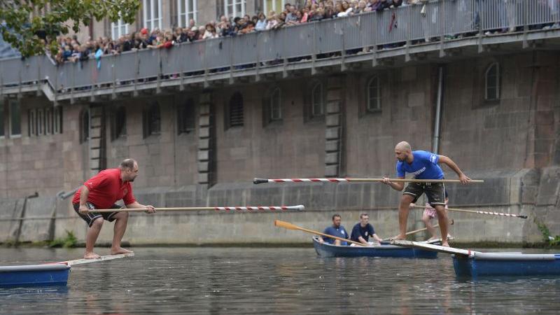Ziel des Wettbewerbs ist es, Mitglieder der gegnerischen Teams mit Hilfe von Speeren vom Boot ins Wasser zu stoßen.