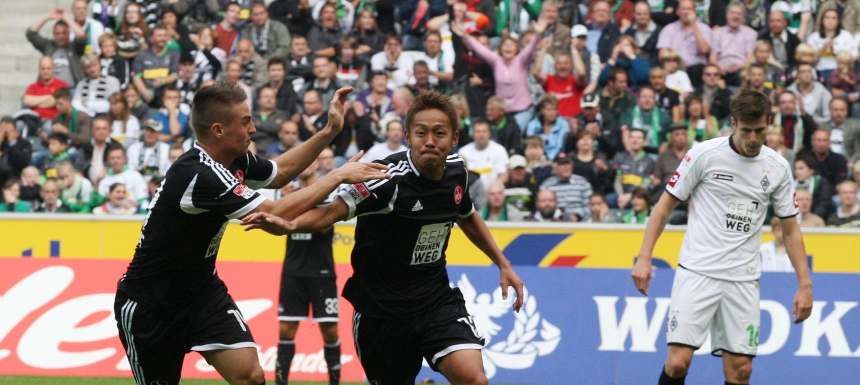 Hiroshi Kiyotake wird nach dem 3:2-Sieg des Clubs bei Borussia Mönchengladbach von der Presse gefeiert.