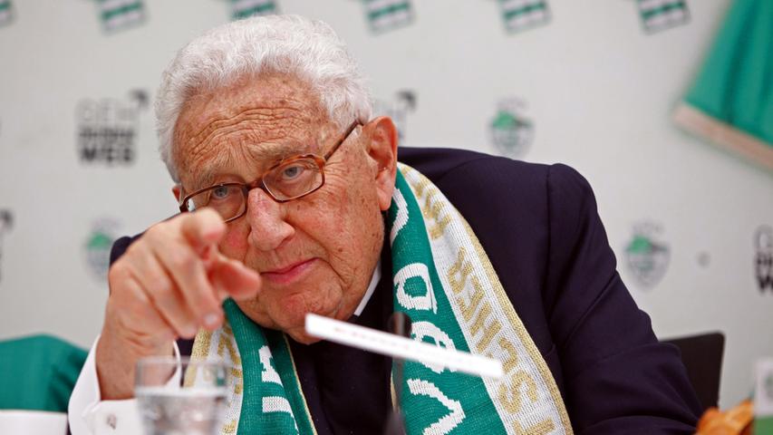 ... Anhänger, Ex-US-Außenminister Henry Kissinger, war bei seinem Besuch im Ronhof anlässlich des Heimspiels gegen Schalke noch überaus zuversichtlich: "Ich wünsche mir, dass die Spielvereinigung Deutscher Meister wird und die Welt friedlich ist." Apropos friedlich. Noch deutet nichts auf eine spektakuläre Wende...